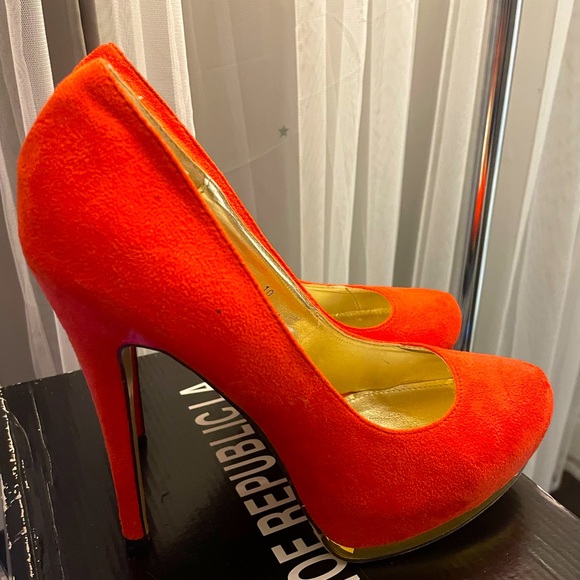 Moving Sale!! 2/$40 RARE Db Dk Pink Suede Stillettos with Gold platform Size 10M - Picture 2 of 8